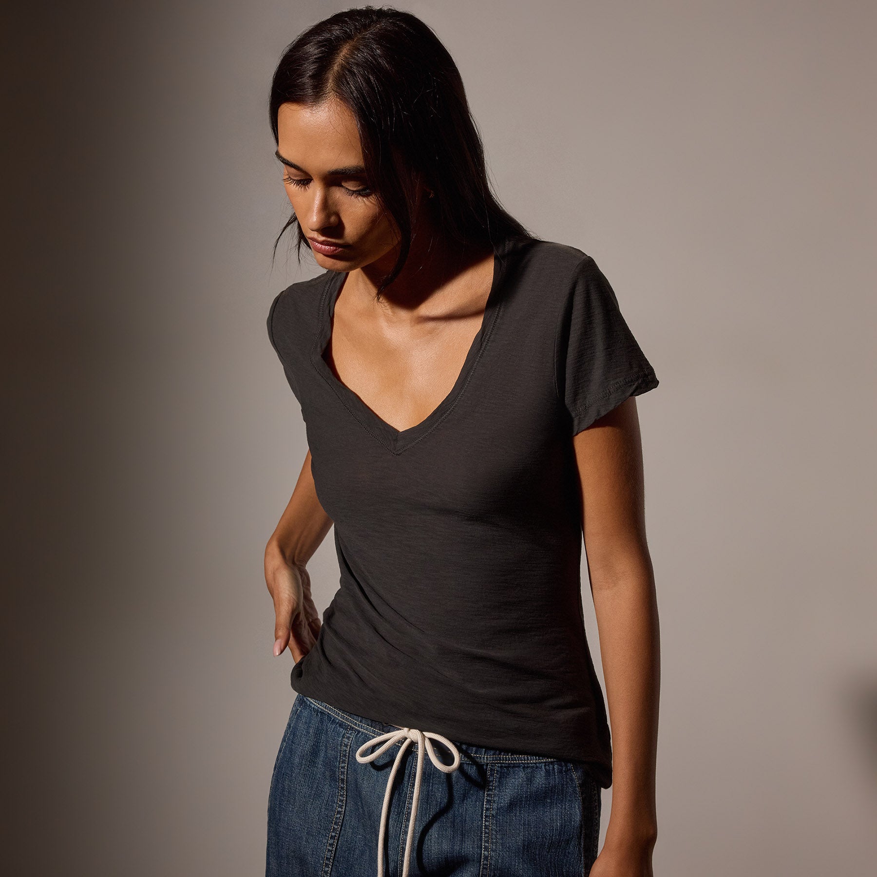Sheer Slub Casual V Neck in Carbon | James Perse Los Angeles