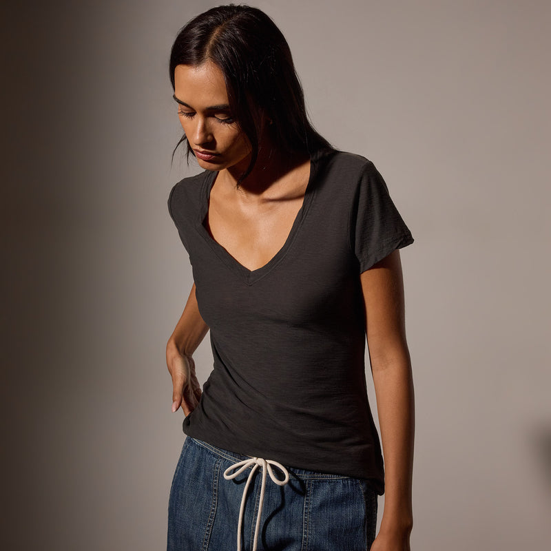 Sheer Slub Casual V Neck in Carbon | James Perse Los Angeles