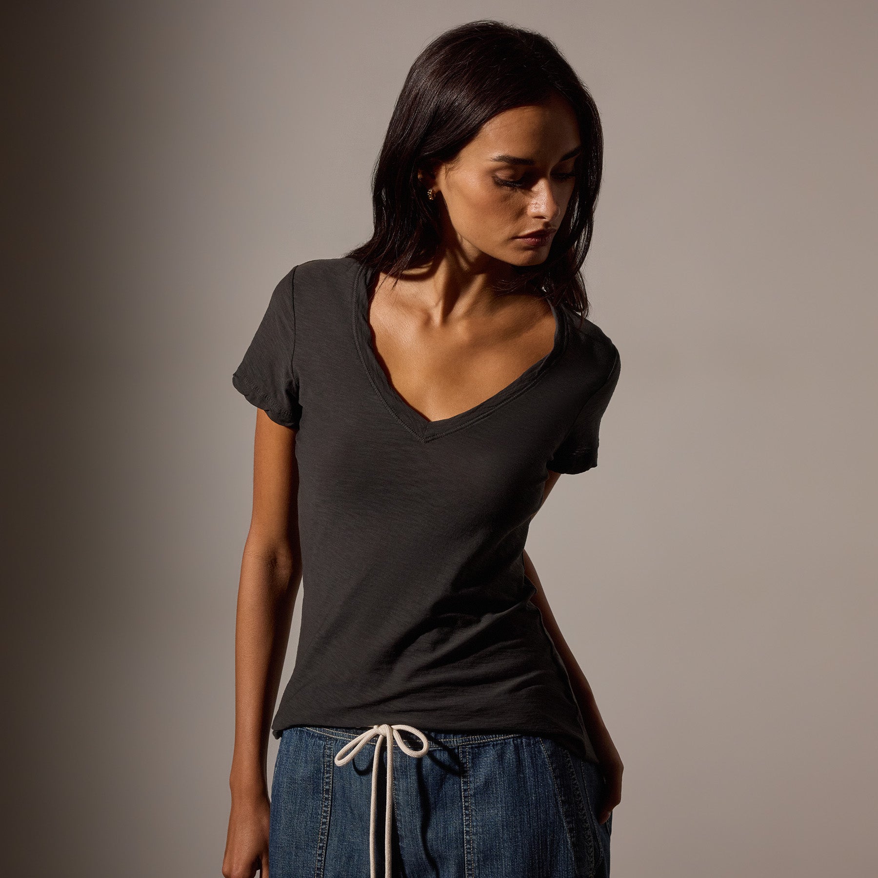 Sheer Slub Casual V Neck in Carbon | James Perse Los Angeles