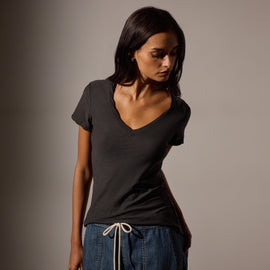 Sheer Slub Casual V Neck in Carbon | James Perse Los Angeles