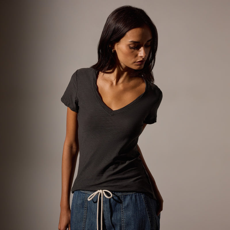 Sheer Slub Casual V Neck in Carbon | James Perse Los Angeles