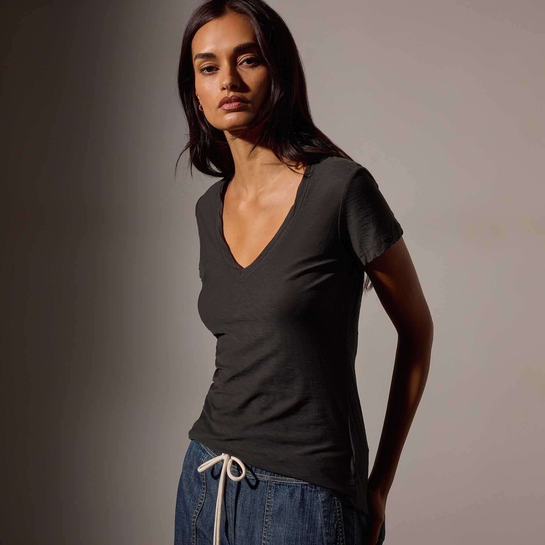Sheer Slub Casual V Neck in Carbon | James Perse Los Angeles
