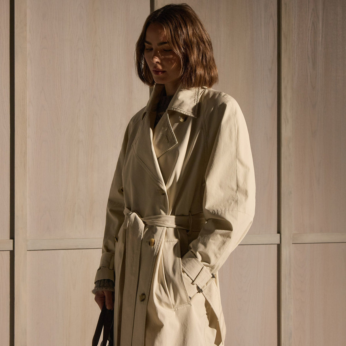 Italian Heavy Poplin Trench Coat in Beige | James Perse Los Angeles