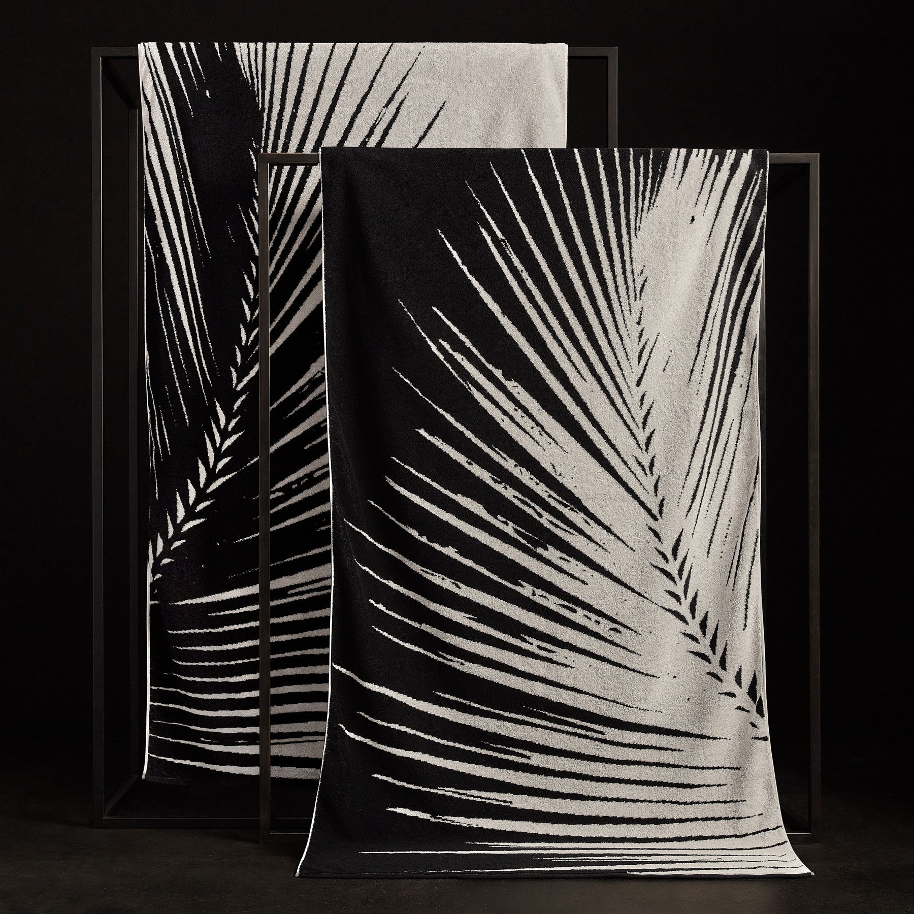 Palm Frond Beach Towel - Black/White | James Perse Los Angeles
