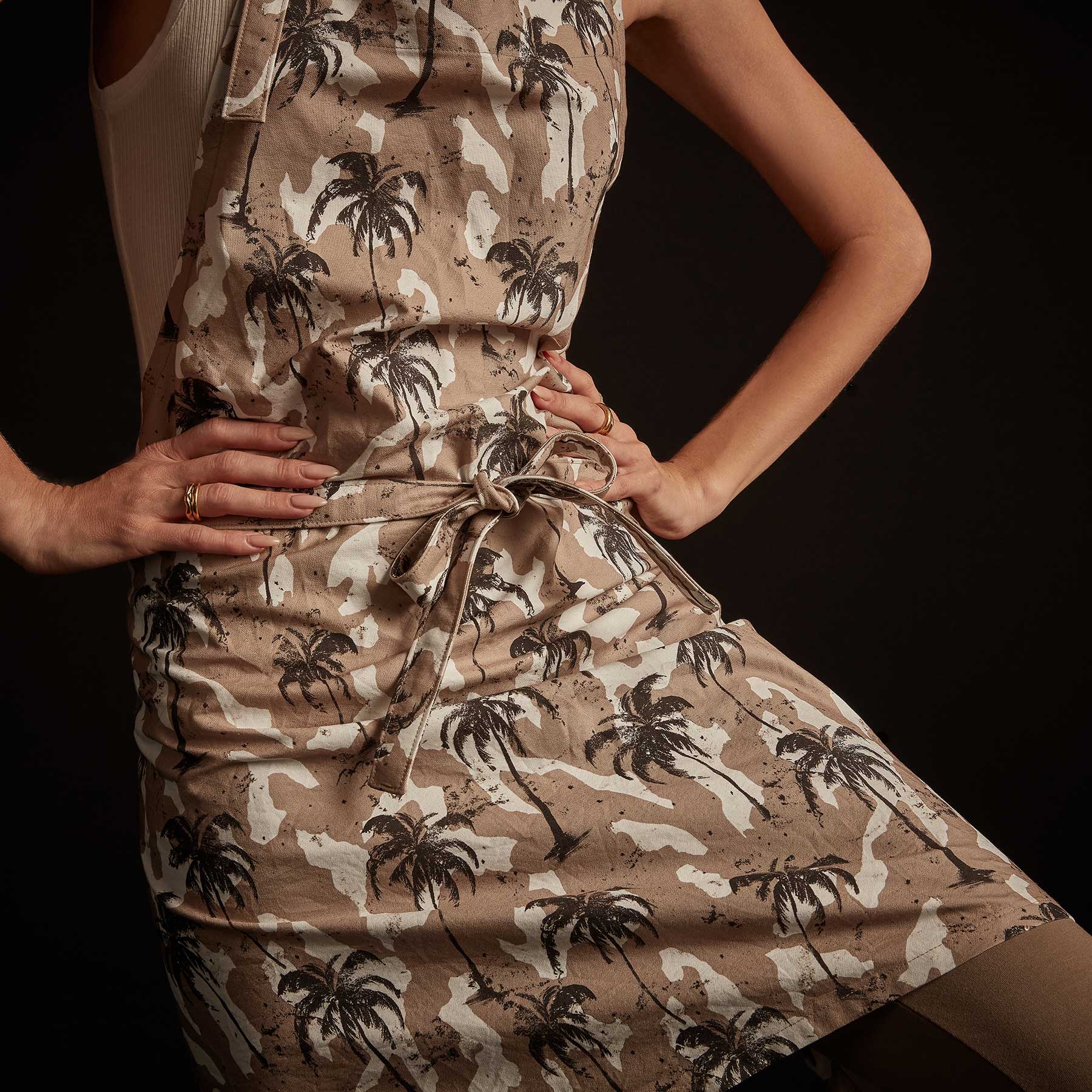 Camo Palm Print Chef's Apron in Desert | James Perse Los Angeles