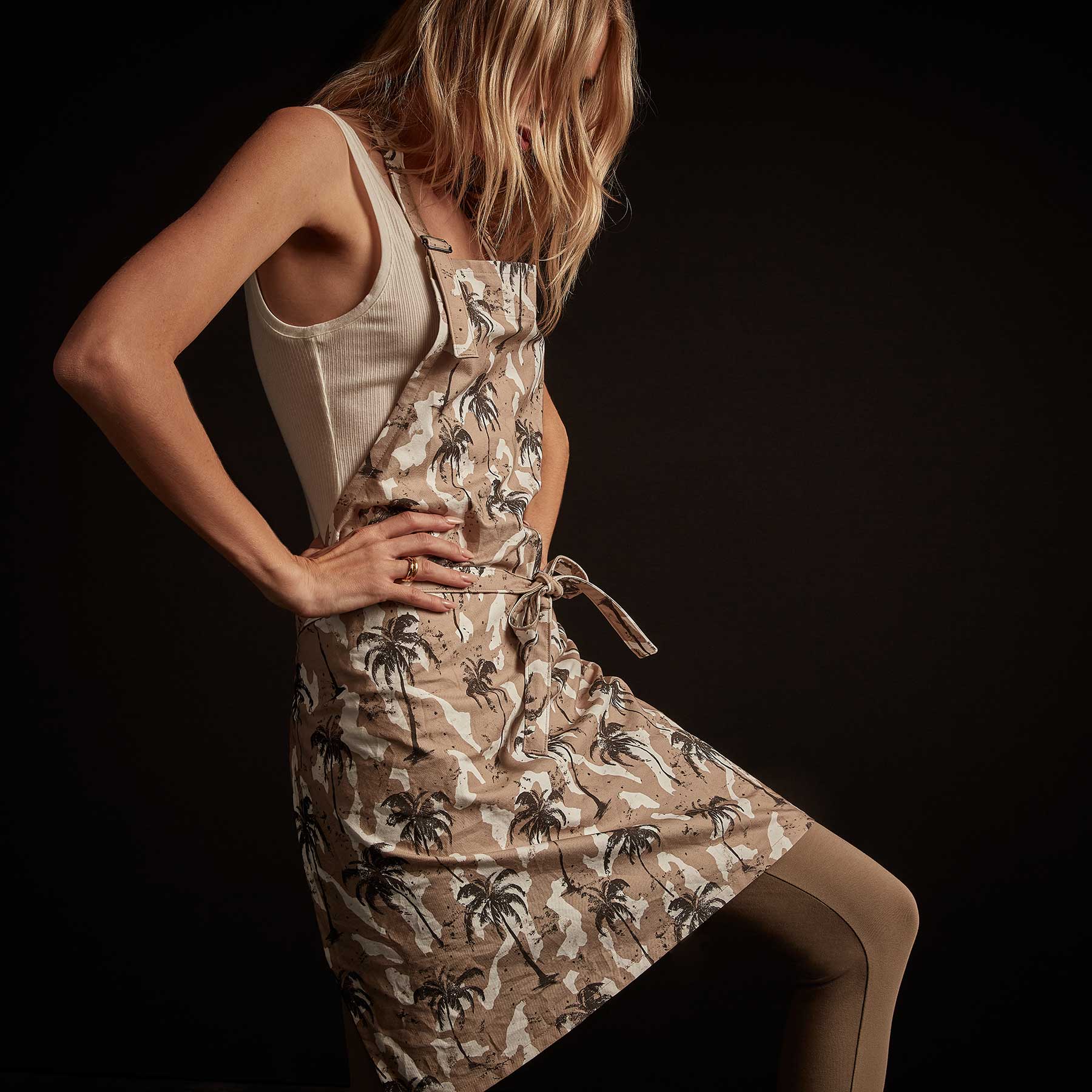 Camo Palm Print Chef's Apron in Desert | James Perse Los Angeles