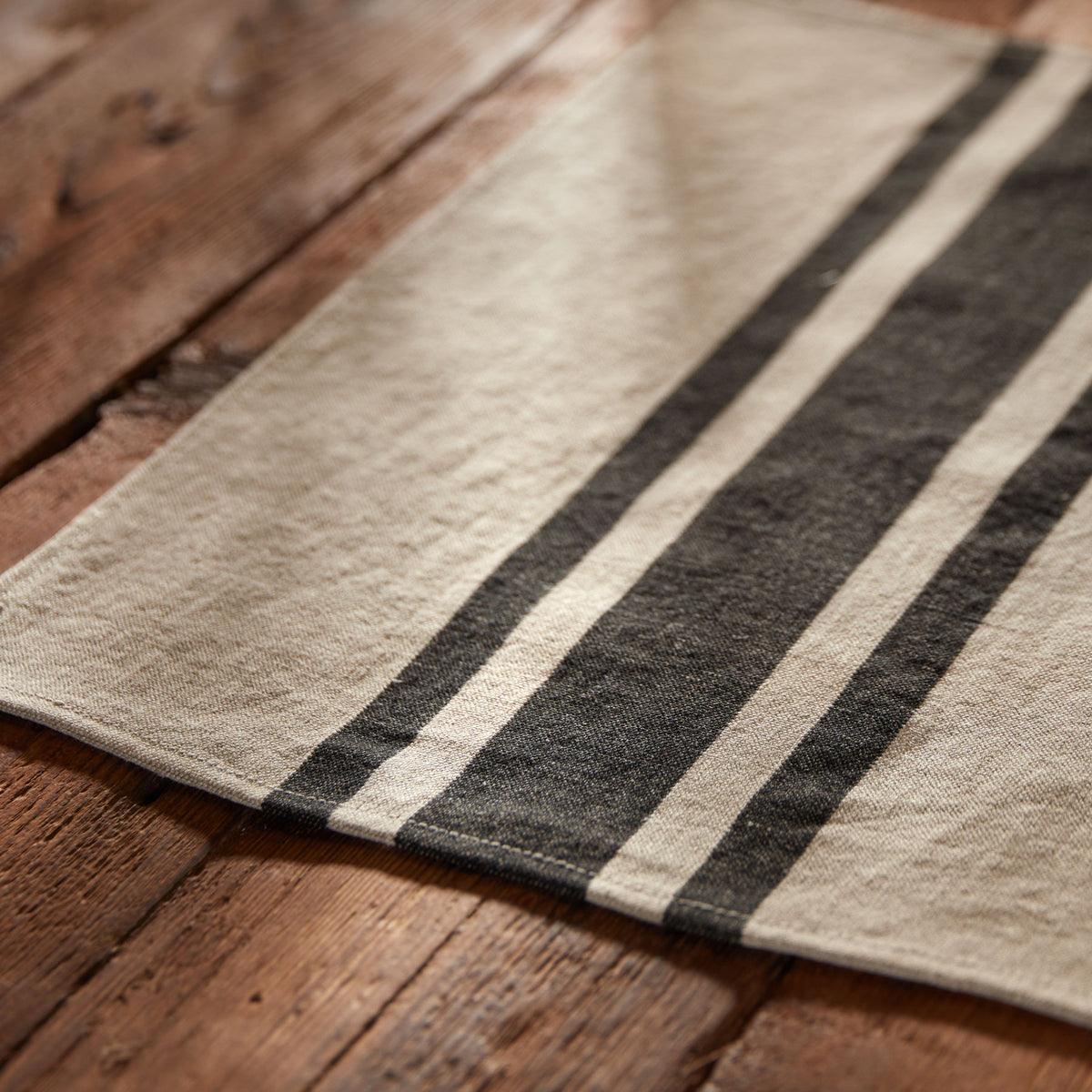 Three Stripe Placemat in Natural/Black | James Perse Los Angeles