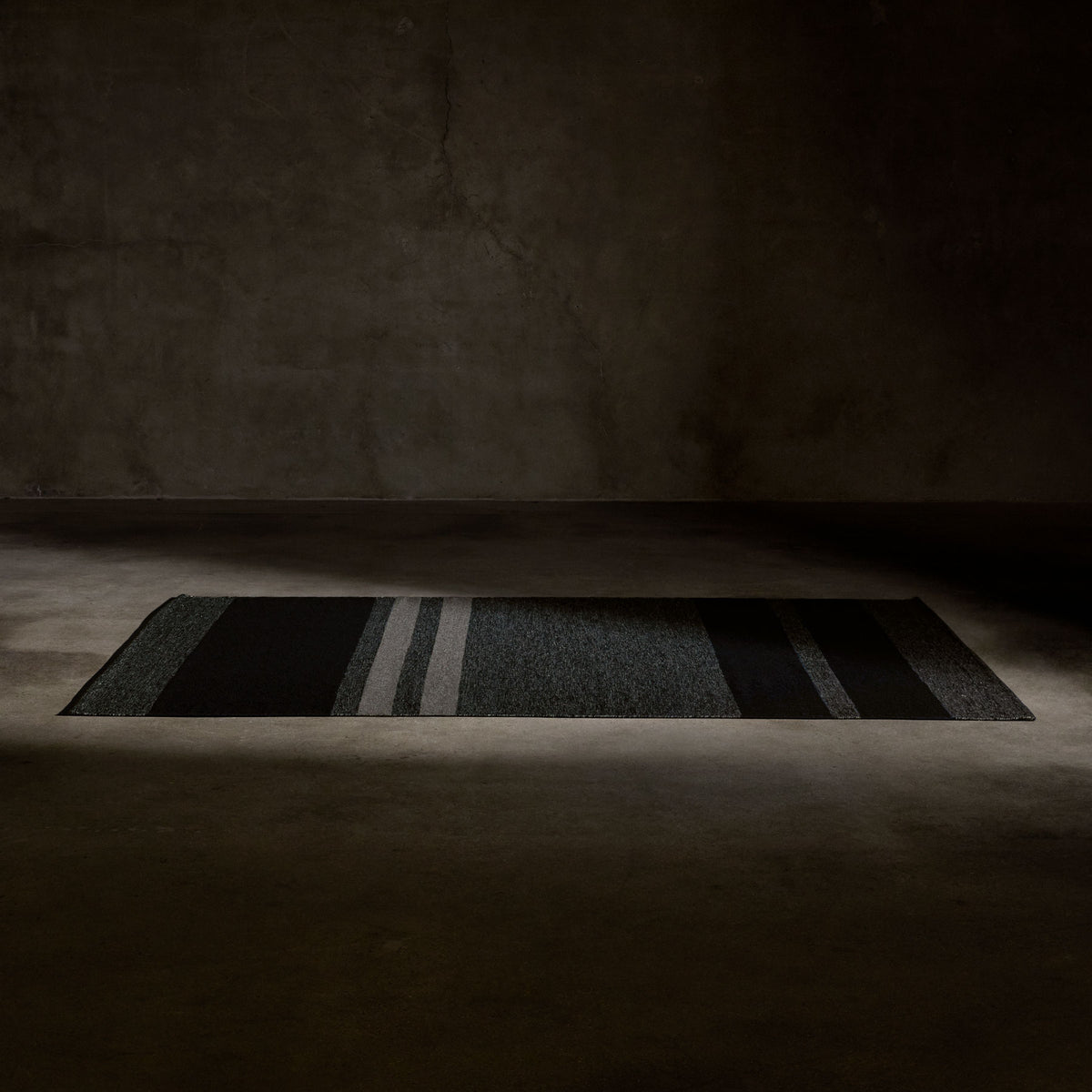 Multi Stripe Area Rug 6Ft X 9Ft in Black Marl/Black/Flint | James Perse Los Angeles