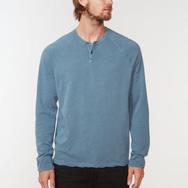 Dry Touch Jersey Raglan Henley in Globe Pigment | James Perse Los Angeles