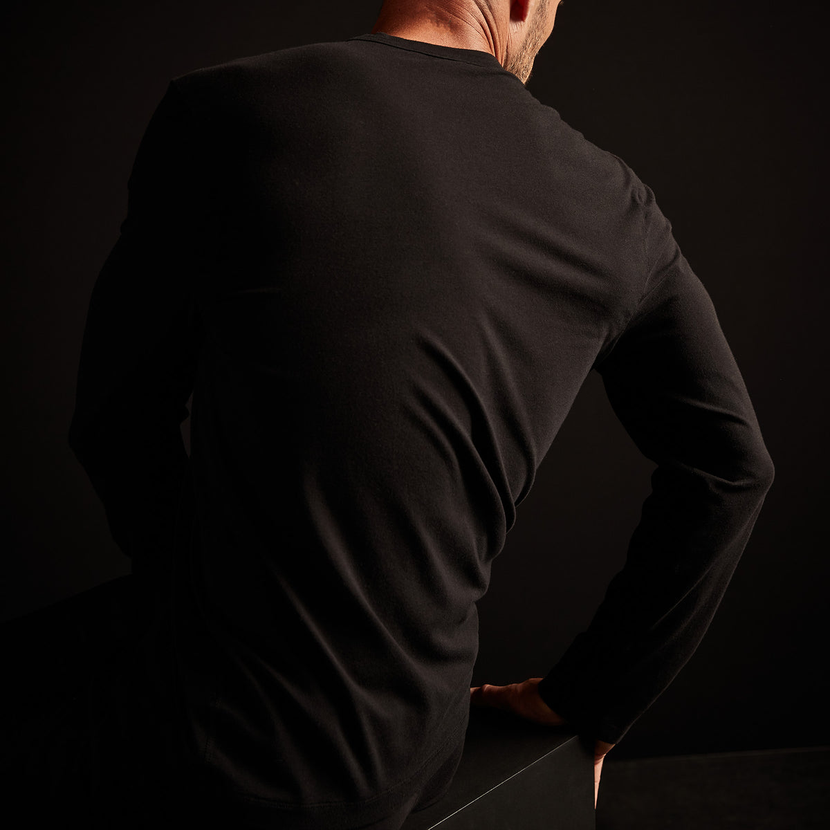 Elevated Lotus Jersey Lounge Crew - Black | James Perse Los Angeles