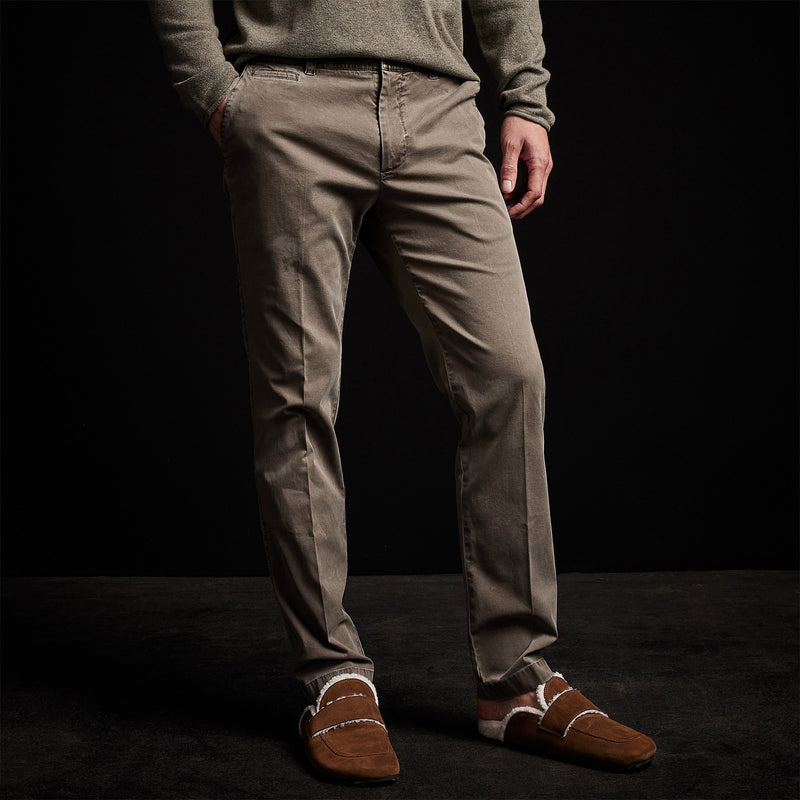 Stretch Supima Cotton Chino in Ammo Pigment | James Perse Los Angeles 