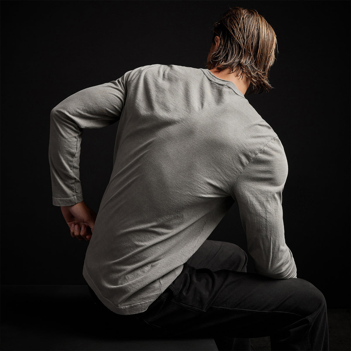 Long Sleeve Crew Neck in Concrete Pigment | James Perse Los Angeles