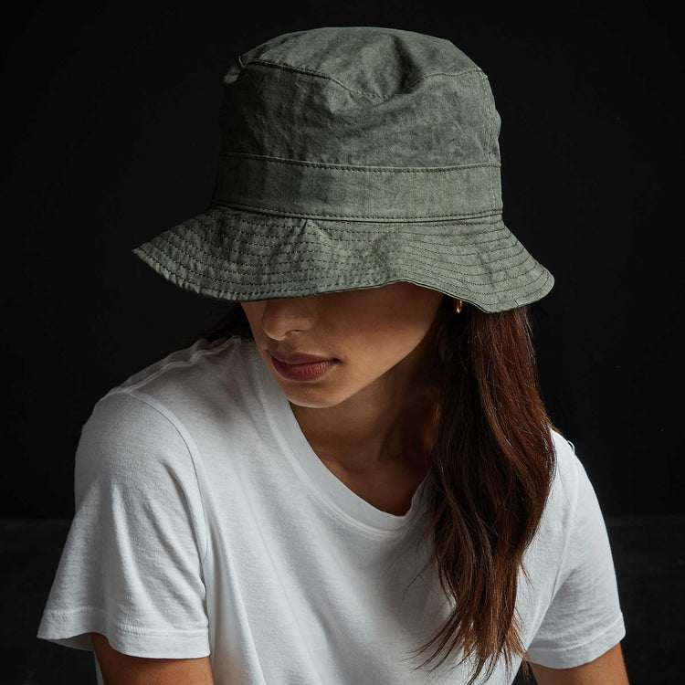 Parachute Poplin Bucket Hat in Dartmouth Pigment | James Perse Los Angeles