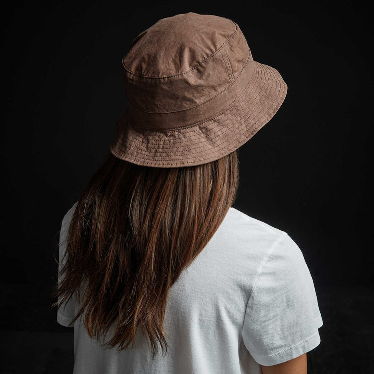 Parachute Poplin Bucket Hat in Malt Pigment | James Perse Los Angeles