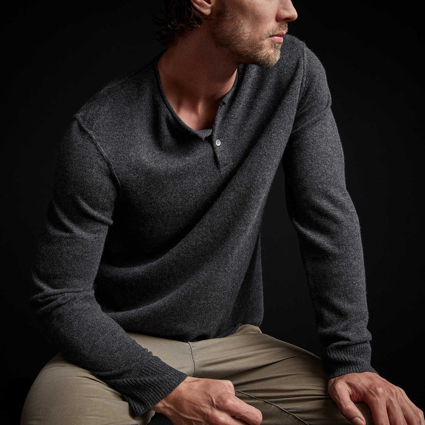 Cashmere Deconstructed Henley in Anthracite | James Perse Los Angeles