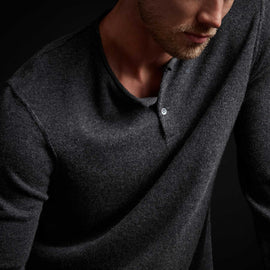 Cashmere Deconstructed Henley in Anthracite | James Perse Los Angeles