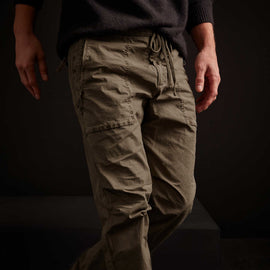 Stretch Poplin Zip Pocket Pant - Platoon Pigment | James Perse Los Angeles