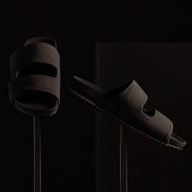 Binding Velcro Slide - Black/Black | James Perse Los Angeles