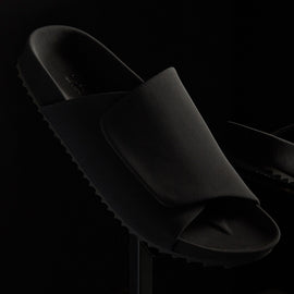 Men's Skubo Slide - Black/Black | James Perse Los Angeles
