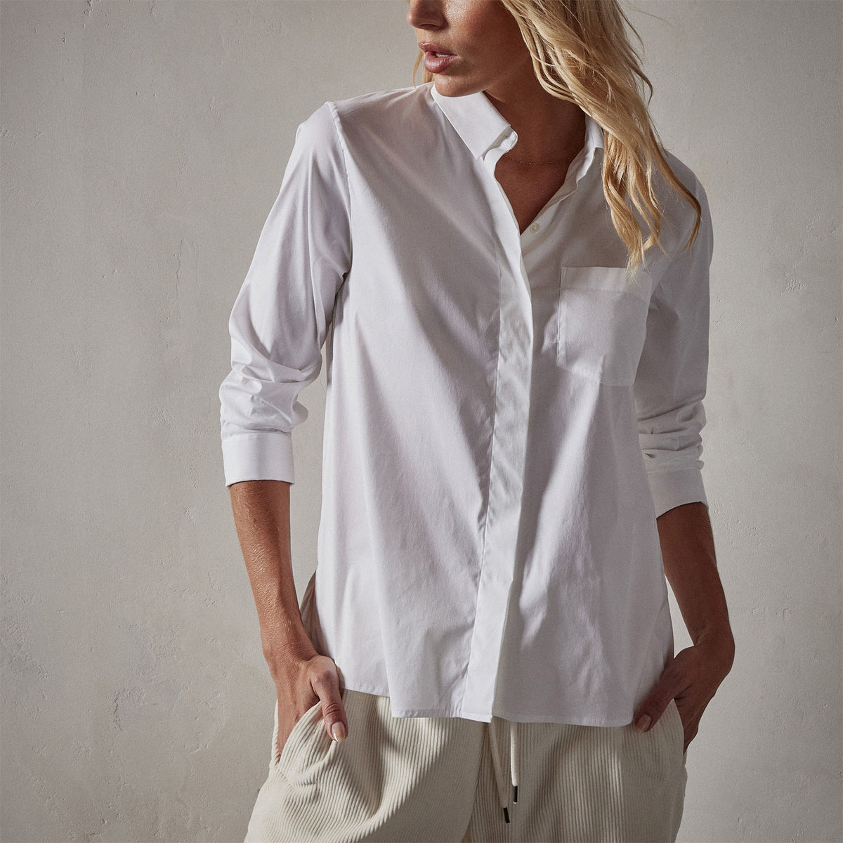Matte Stretch Poplin Long Sleeve Shirt in White | James Perse Los Angeles