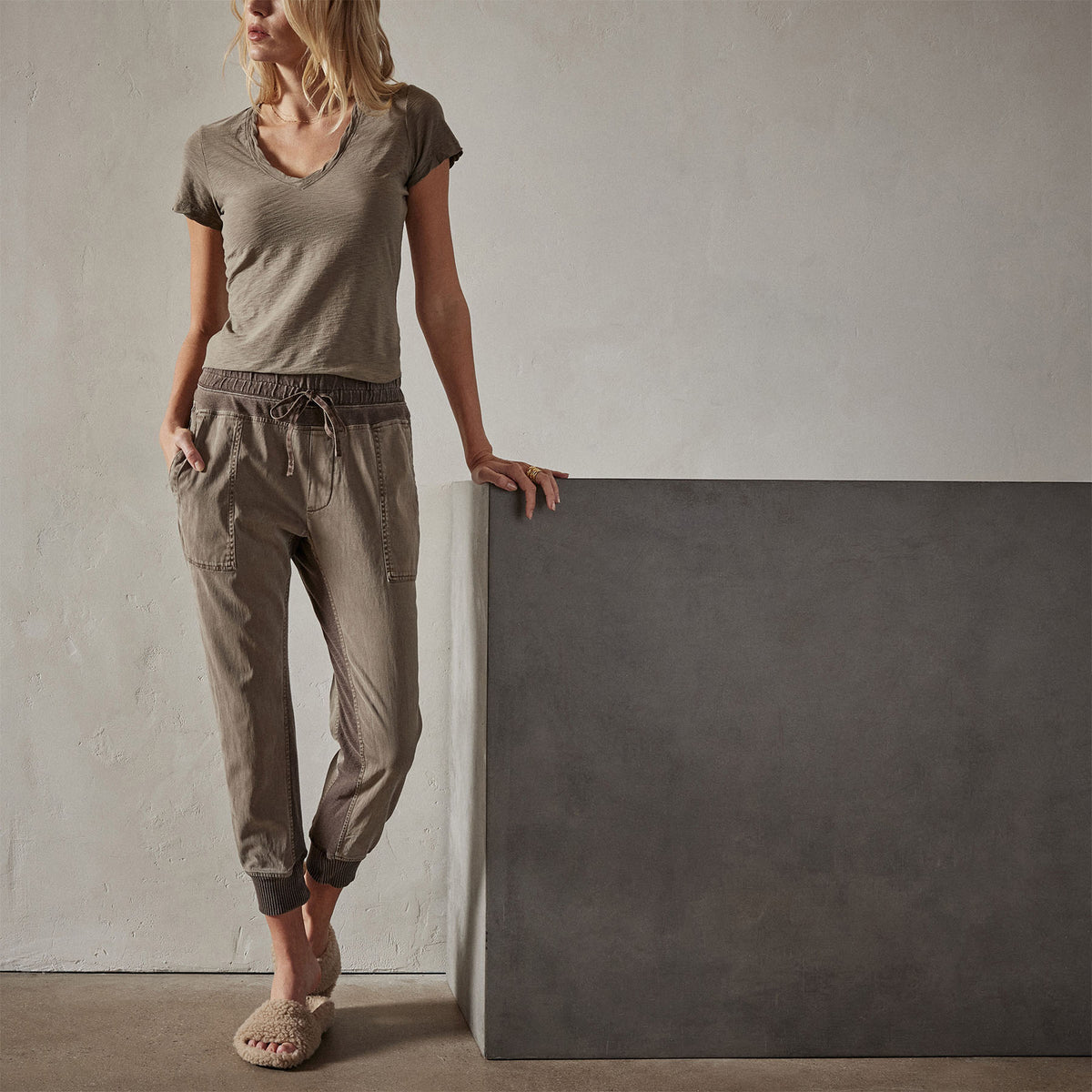 Mixed Media Pant in Ammo Pigment | James Perse Los Angeles