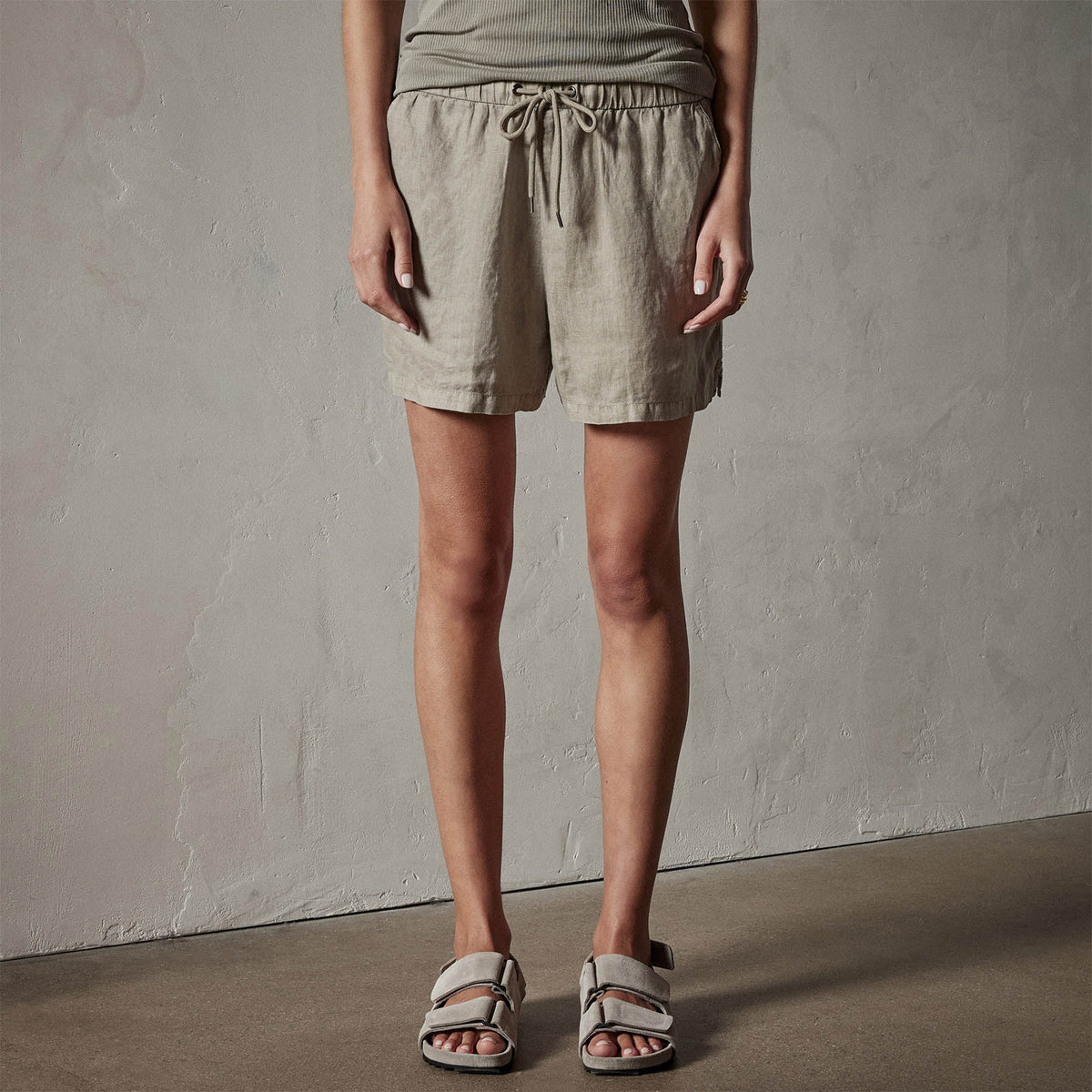 Lightweight Linen Short in Silt Pigment | James Perse Los Angeles