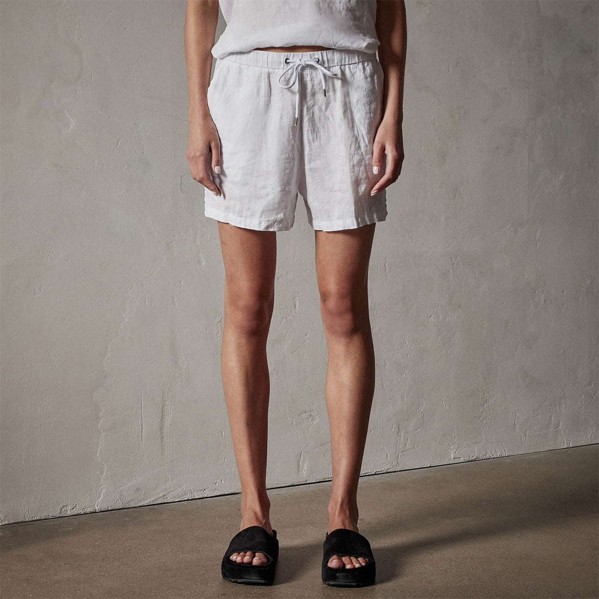 Lightweight Linen Short in White | James Perse Los Angeles
