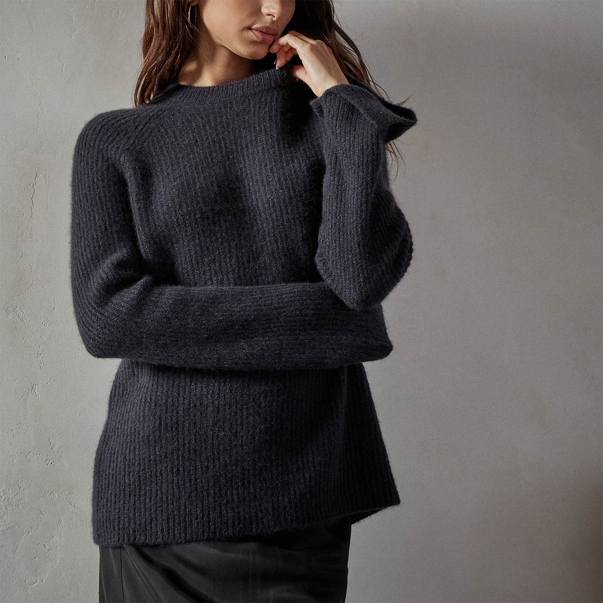 Rib Raglan Crew Sweater in Black | James Perse Los Angeles