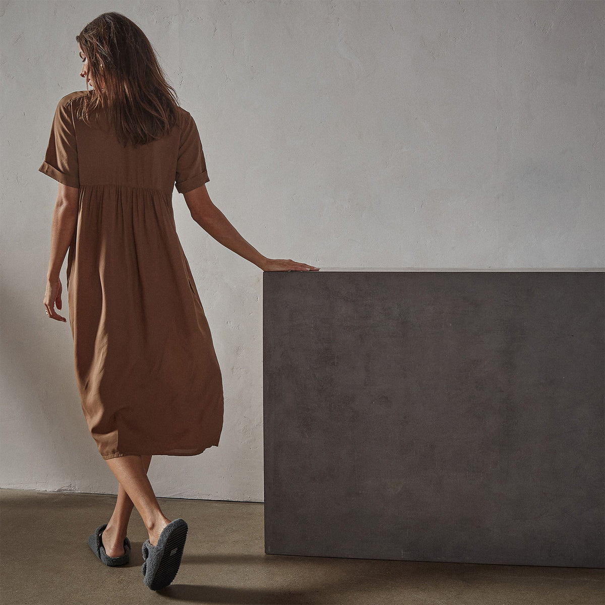 Saddle Shoulder Open Front Dress in Acorn | James Perse Los Angeles