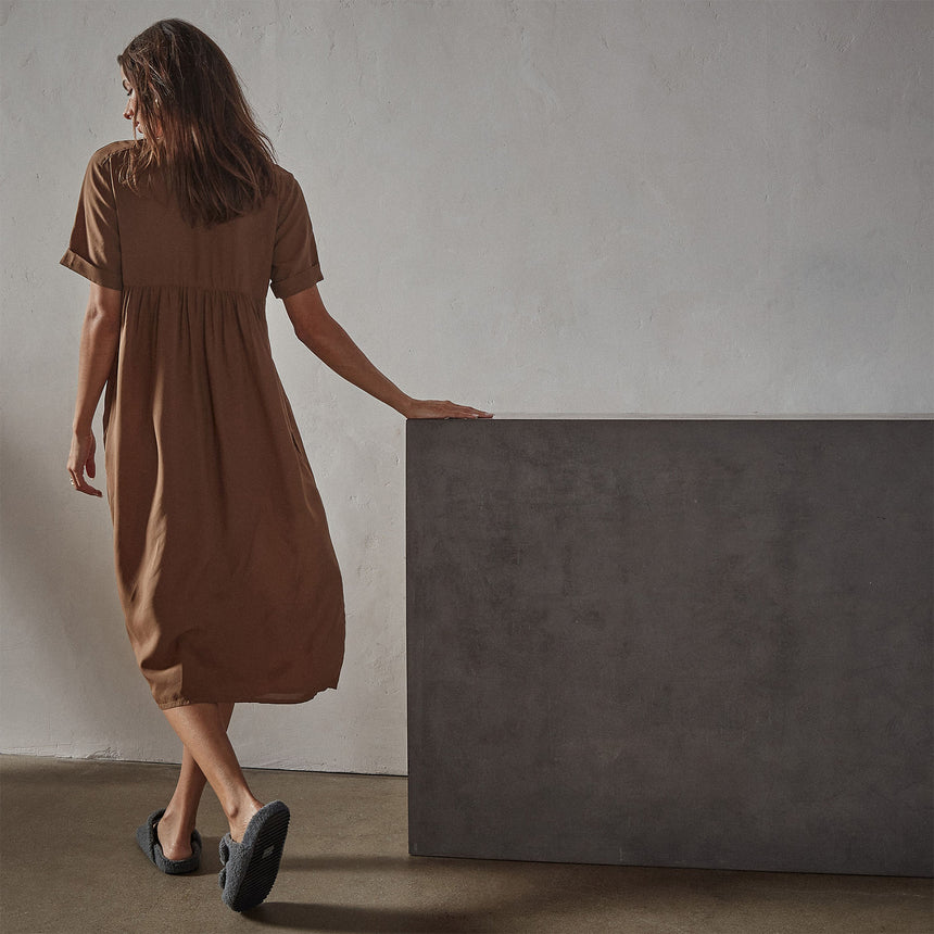Saddle Shoulder Open Front Dress in Acorn | James Perse Los Angeles
