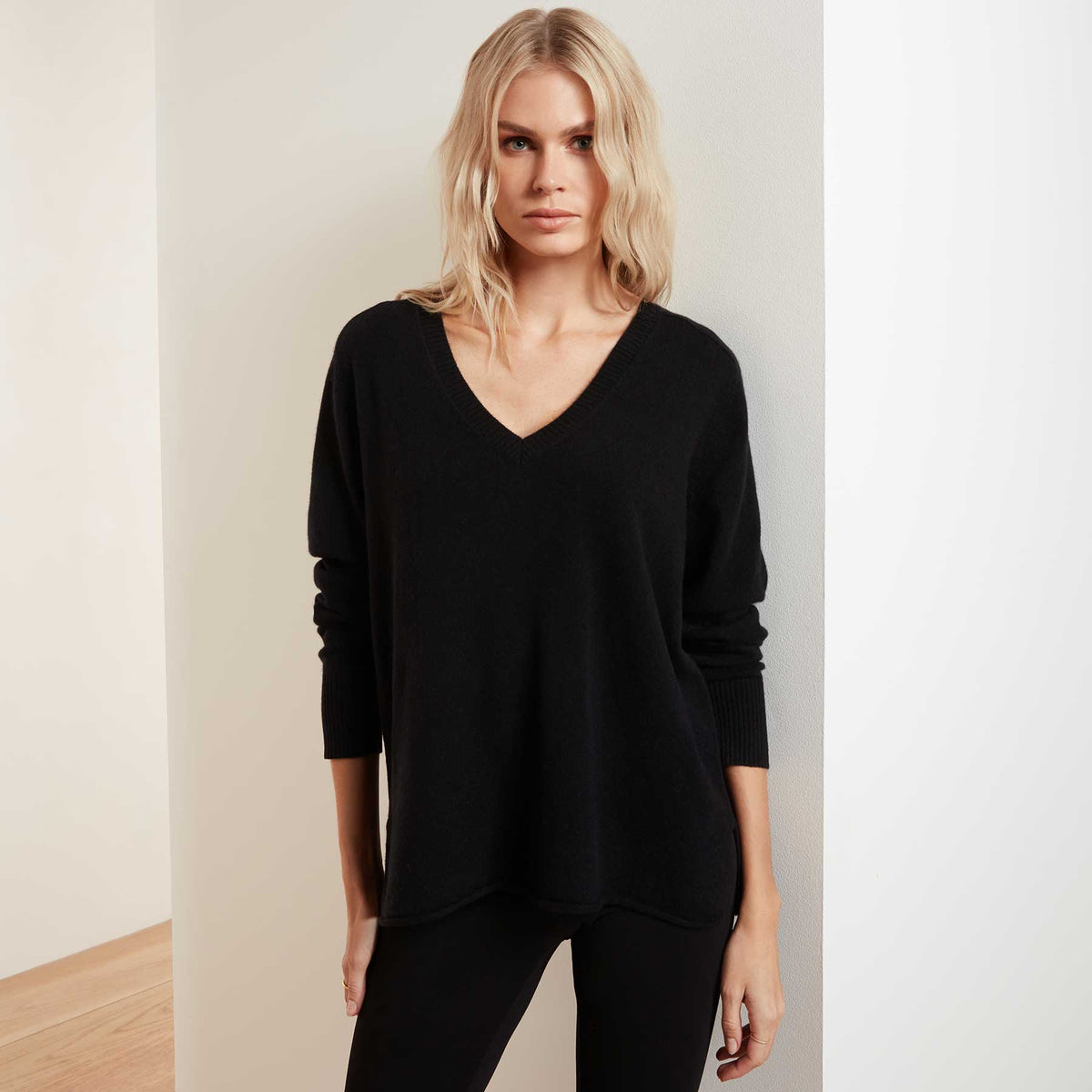 Recycled Cashmere V Neck Sweater - Black | James Perse Los Angeles