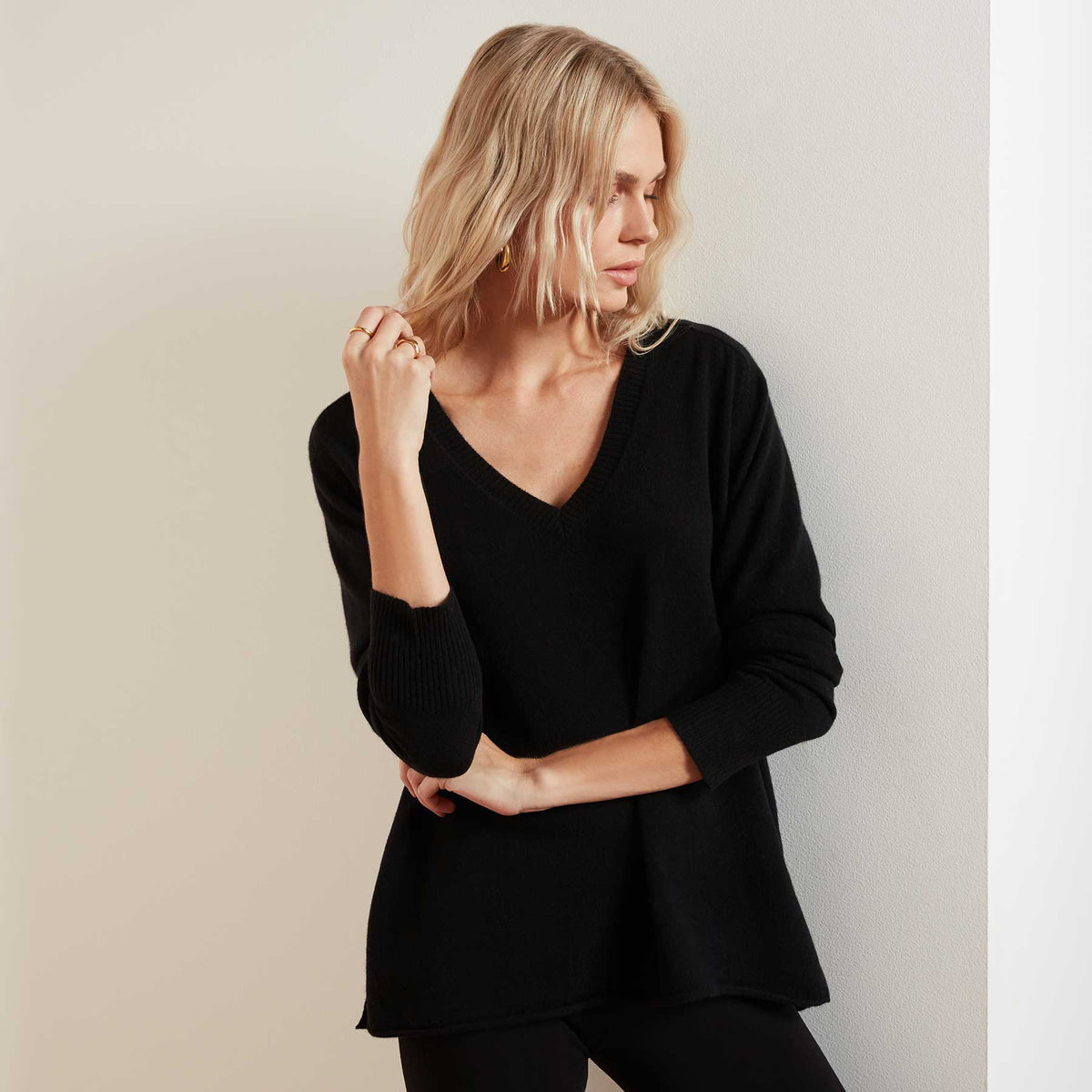 Recycled Cashmere V Neck Sweater - Black | James Perse Los Angeles