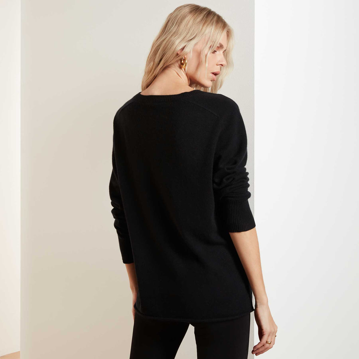 Recycled Cashmere V Neck Sweater - Black | James Perse Los Angeles