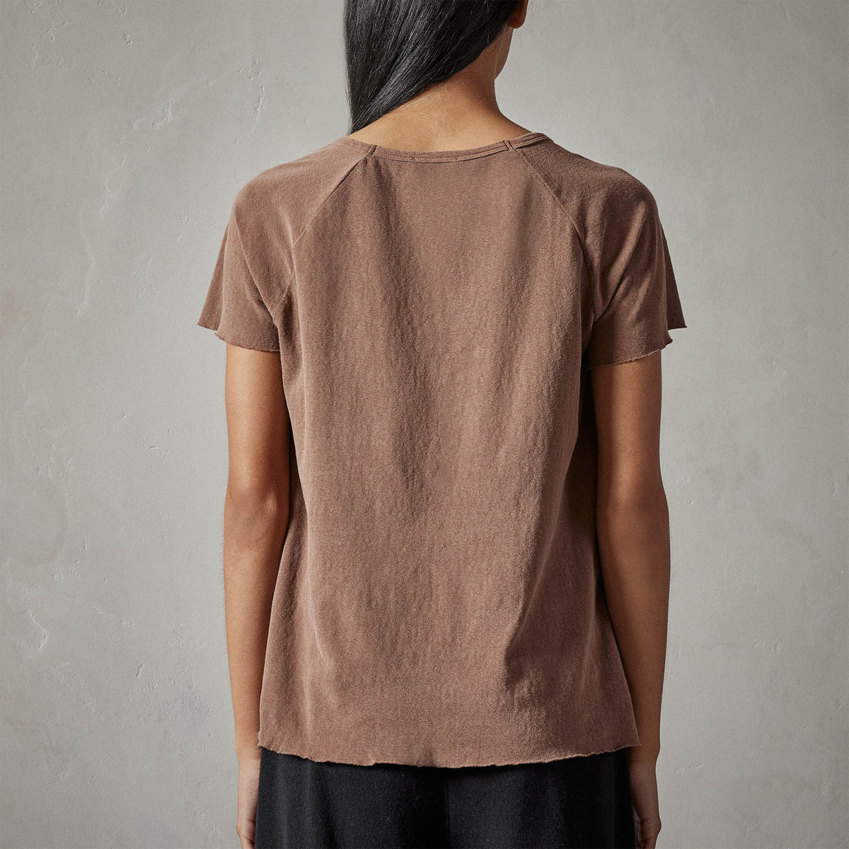 Recycled Brushed Jersey Soft V Raglan Tee in Malt Pigment | James Perse Los Angeles