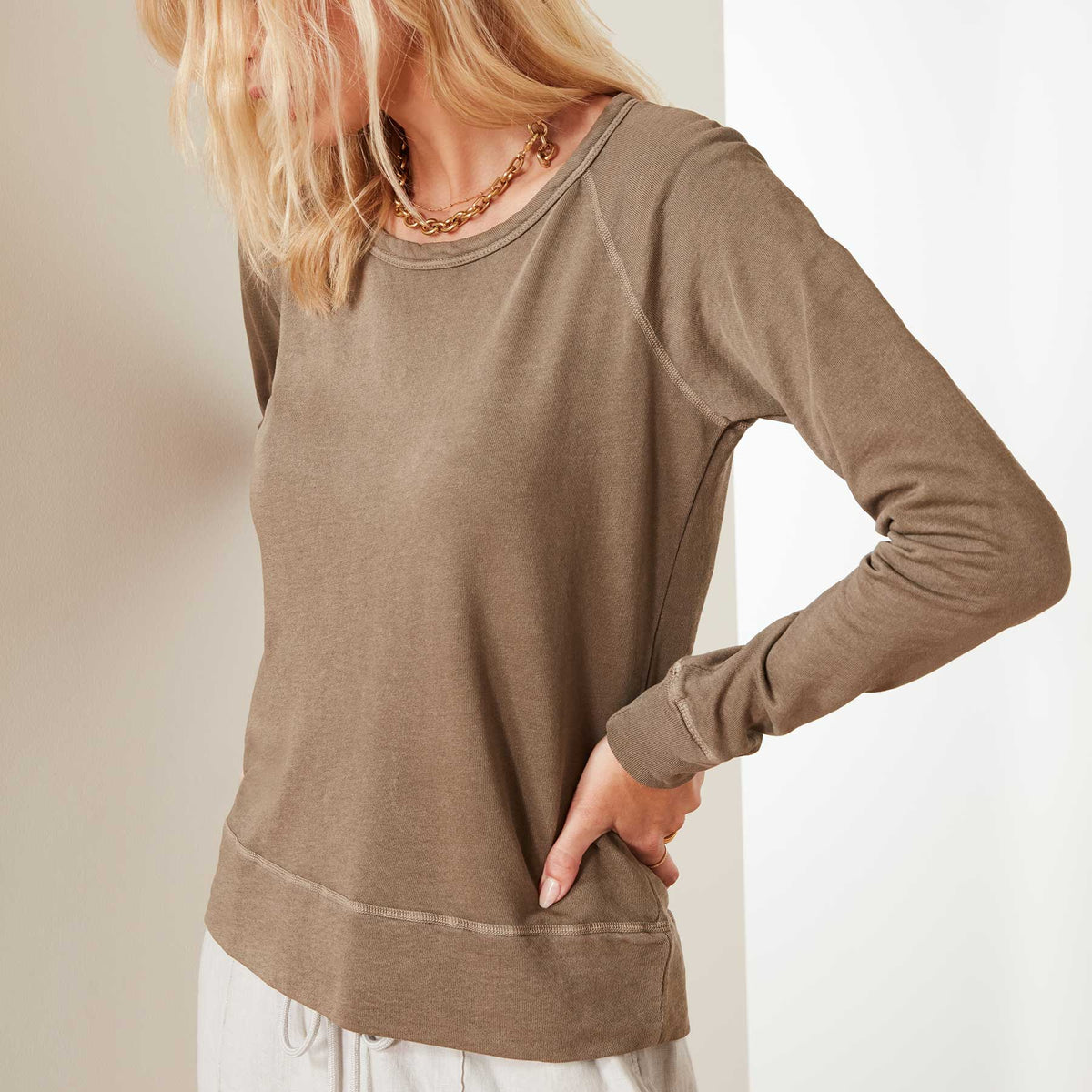 Vintage Fleece Long Sleeve Sweatshirt In Fawn Pigment | James Perse Los Angeles